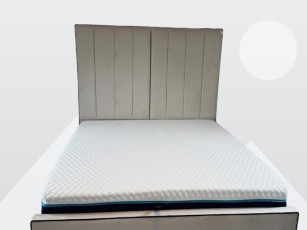 The 'Majesty' Tufted Storage Bed